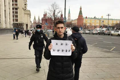 Policías rusos se aprestan a detener al opositor Dimitry Reznikov