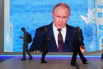 La imagen omnipresente de Vladimir Putin, aquí durante el Foro Económico Internacional en San Petersburgo  