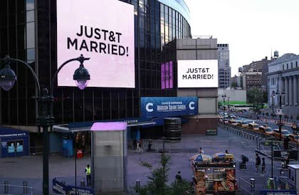 "JUST&T MARRIED!" (T&T por Taylor y Travis) en el exterior del Madison Square Garden