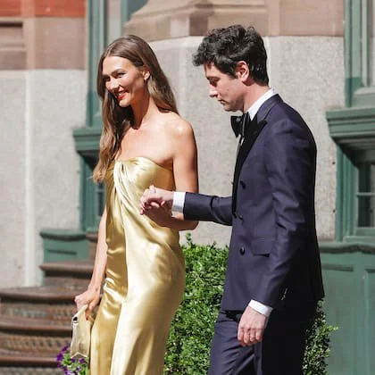 Karlie Kloss, captada por los flashes camino a la boda de Taylor Swift en la ciudad de Nueva York. La modelo de 33 años fue fotografiada junto a su esposo Joshua Kushner