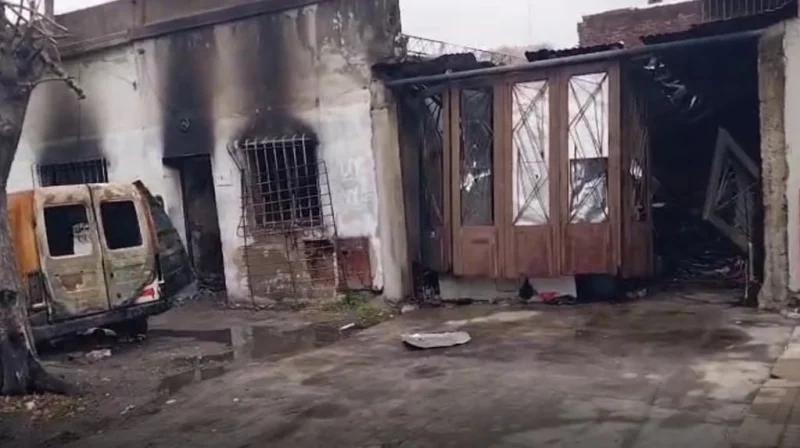 Una mujer murió y un hombre está grave luego de un feroz incendio en una casa de La Plata