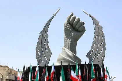 Esta fotografía muestra una vista general de una escultura de la mano del fallecido líder supremo de Irán, Alí Jamenei, instalada en la plaza Enghelab antes de su funeral en Teherán, el 3 de julio
