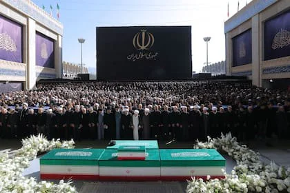 Altos funcionarios de Irán, incluidos los hermanos del nuevo Líder Supremo iraní, asisten a las oraciones fúnebres ante los féretros del difunto ayatolá Ali Khamenei y de miembros de su familia en la Gran Mezquita Mosalla del Imán Jomeini, en Teherán