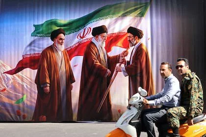 Los preparativos para el funeral del fallecido líder supremo de Irán, Ali Khamenei, avanzaban a toda marcha el 3 de julio; las autoridades esperaban la asistencia de millones de personas y de un grupo de dignatarios extranjeros a la ceremonia oficial