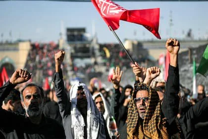 Multitudes vestidas de negro colman Teherán para despedir al ayatollah Ali Khamenei en funerales que combinan duelo, poder y escenificación política