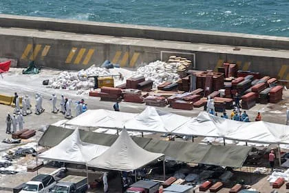 Vista de una morgue provisional y pilas de ataúdes en "Los Silos", en el puerto de La Guaira, Venezuela, el jueves 2 de julio de 2026