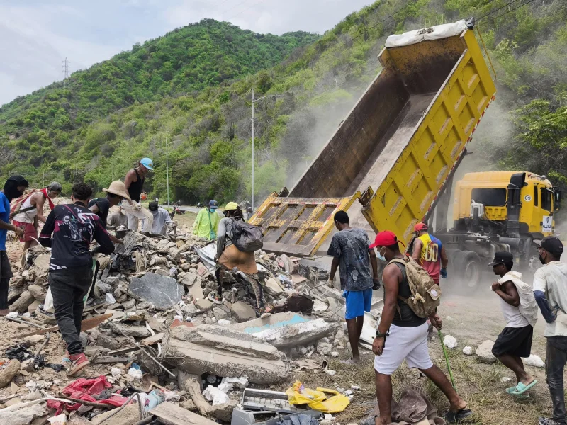 El anuncio de nuevas medidas económicas tras los terremotos desatan la furia y las críticas en Venezuela