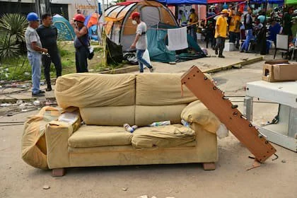 Se observa a equipos de rescate cerca de muebles en Playa Grande, Catia La Mar, estado de La Guaira