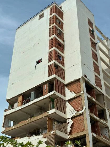 Las fachadas abiertas dejan al descubierto la intimidad de miles de familias sorprendidas por el terremoto