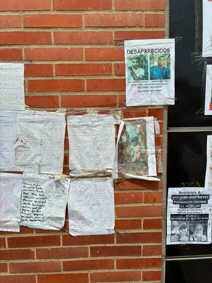 Las paredes de La Guaira se cubrieron de fotos y nombres en una búsqueda desesperada por los desaparecidos