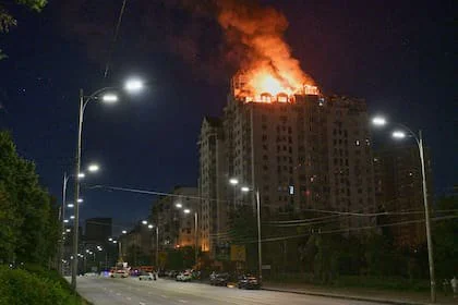 Un edificio de apartamentos arde tras un ataque con misiles rusos en Kiev
