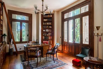Ubicada en la planta alta, la biblioteca es uno de los ambientes más destacados por su carpintería a medida
