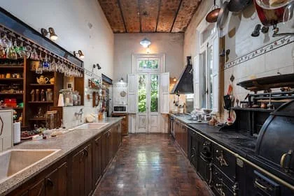 El ambiente conserva una cocina económica en funcionamiento, acompañada por artefactos actuales