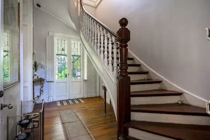 La escalera original conecta la planta baja con la suite principal y otros ambientes íntimos de la casa