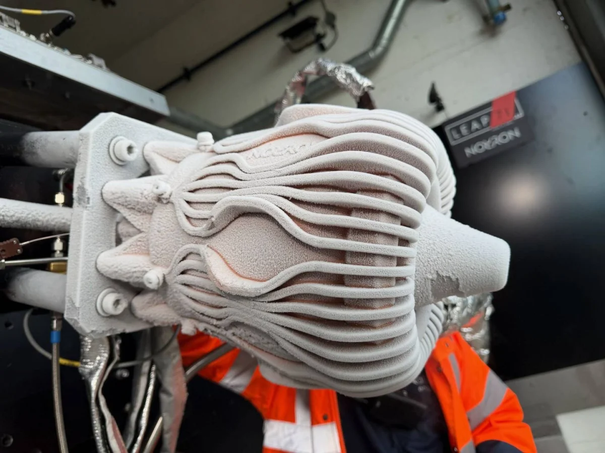 El motor aeropsike de 20 kilonewtons probado con éxito muestra el efecto de los circuitos de combustible criogenizado en la temperatura del motor. (Leap71)