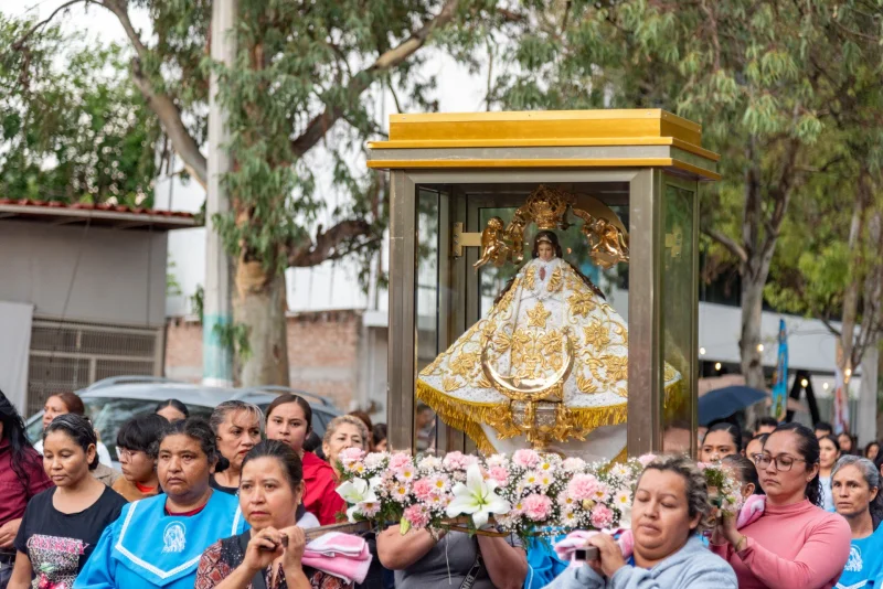 Ribadesella cumple con la tradición y saca en procesion por la mar a la Virgen de la Guía