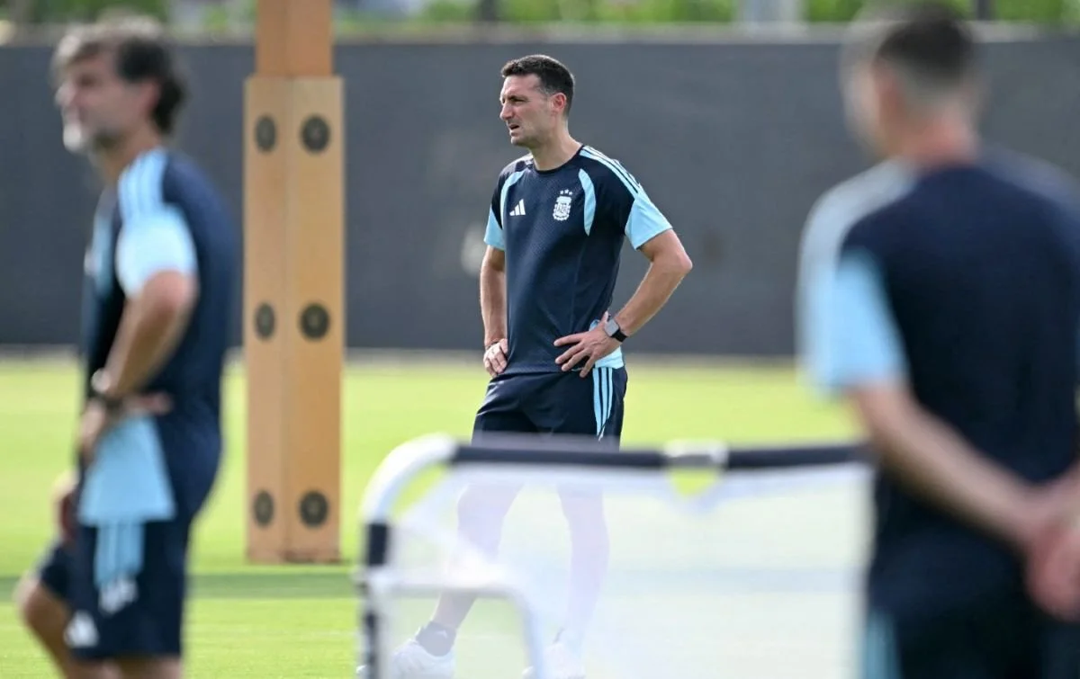 ESTRATEGA. Lionel Scaloni deberá trabajar duro con miras al partido del martes contra Egipto.