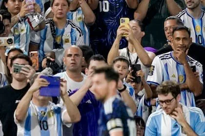 Todo al 10: los teléfonos y sus dueños, pendientes de Messi, siempre