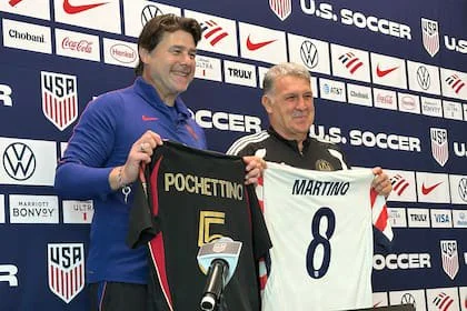 Los argentinos Mauricio Pochettino, DT de EE.UU., y Tata Martino, entrenador del Atlanta United, en marzo pasado en el centro de entrenamiento de la selección local en Marietta, Georgia