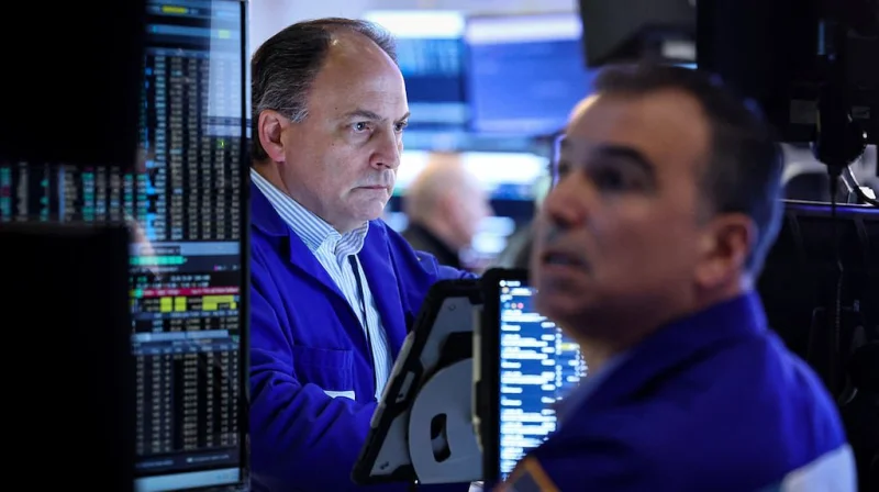El riesgo país cae y se acerca a 410 puntos: qué pasa con el dólar y las acciones