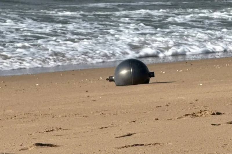 Resuelven el misterio de las “bolas del espacio” que aparecieron en una playa australiana