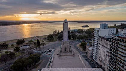 El motivo por el que la bandera de Estados Unidos flameó en el Monumento de la Bandera en Rosario.