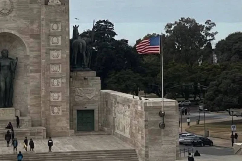 Por qué la bandera de Estados Unidos flameó en el Monumento a la Bandera en Rosario