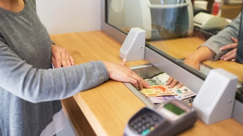 Una cajera de un banco lo deja claro: “Es mentira que ganamos una fortuna y que trabajamos solo cinco horas”