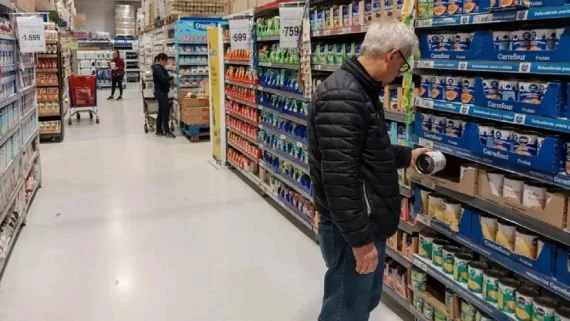 Las familias recurren cada vez más al crédito para comprar alimentos y pagar gastos cotidianos