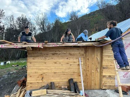 Los voluntarios de Reconstruyendo Epuyén en plena tarea de construcción de casas