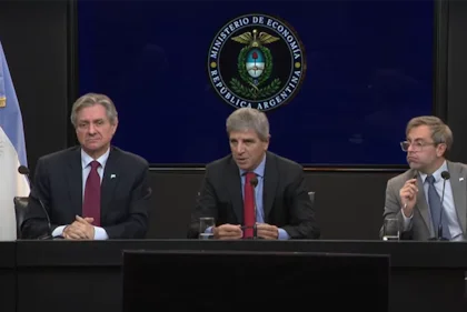 Para el Gobierno, la estrategia es "reducir significativamente la dependencia" de Wall Street. 