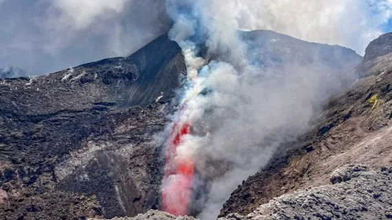 Cierran el aeropuerto de Catania por la erupción del volcán Etna: hay más de 130 vuelos afectados