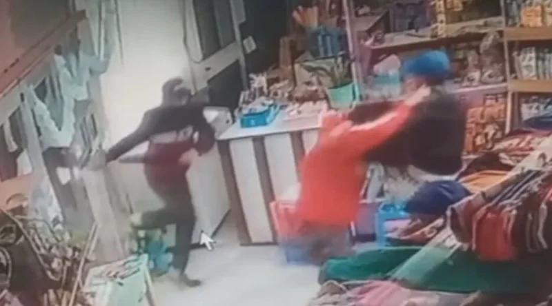 Fueron a robar a un kiosco en Virrey del Pino y atacaron a golpes a la empleada: “Entraron como salvajes y me molieron a piñas”