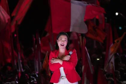 La candidata presidencial Keiko Fujimori se dirige a sus seguidores durante un mitin de cierre de campaña en Lima, Perú
