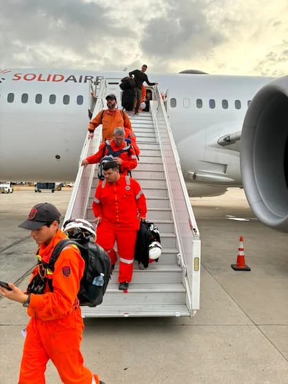 Resctatistas de CEPA y Fenix United bajan del avión en Maiquietía