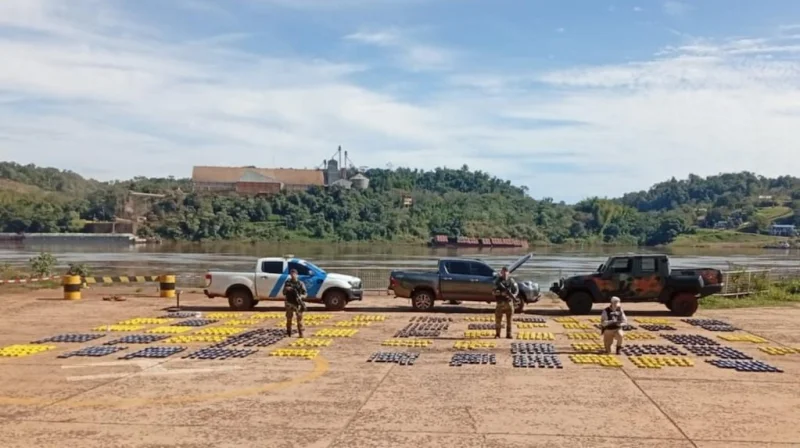 Misiones: abandonaron una camioneta con 1368 panes de marihuana durante una persecución de Prefectura