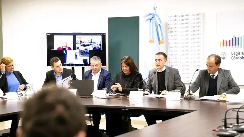 El ministro Julián López en comisión por la Ley Antibúnker