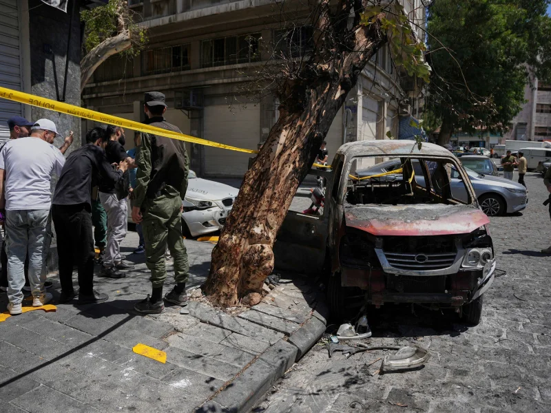 Fuego, ambulancias y conmoción en Damasco: las fotos de la doble explosión que sacude a Siria durante la visita de Macron