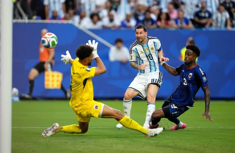 Lionel Messi marca un gol para Argentina en el partido contra Cabo Verde en los 16vos de final del Mundial 2026 (AP Foto/George Walker IV)