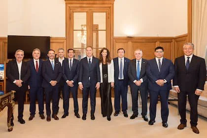 Diego Santilli luego de la jura como nuevo Jefe de Gabinete junto a su esposa y Gobernadores