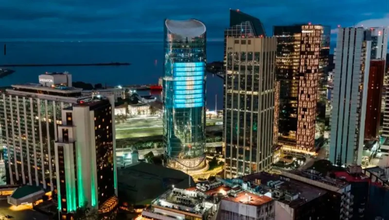 La Torre Macro vuelve a vestirse con la bandera más grande del país
