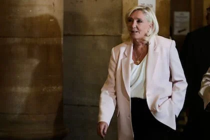 La líder de extrema derecha Marine Le Pen llega a la sala del tribunal para el veredicto de su juicio de apelación, en París
