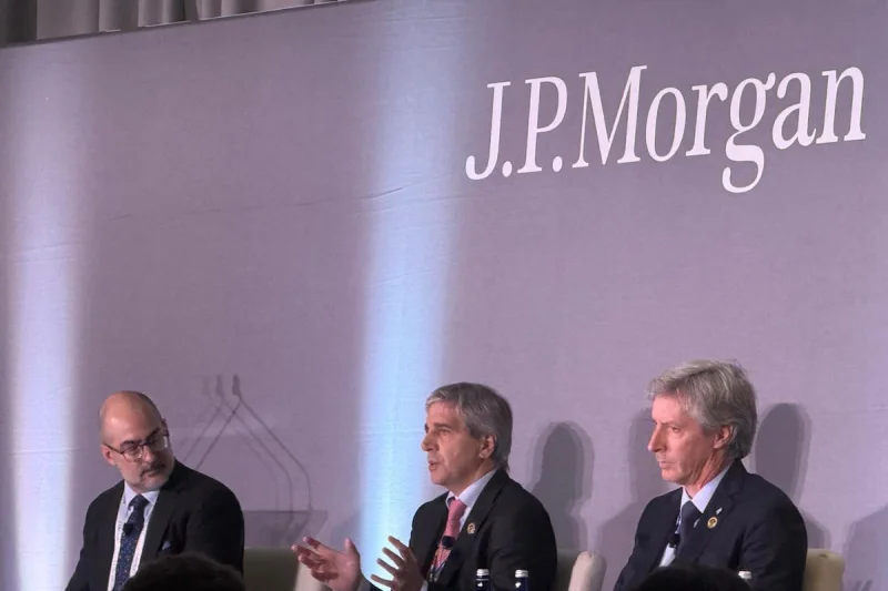 JP Morgan puso a prueba el programa financiero de Caputo y calculó qué pasaría si aumenta la incertidumbre electoral