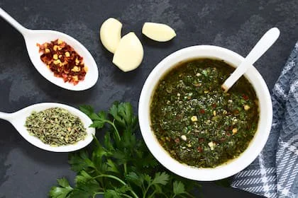 Chimichurri argentino es ideal para aplicar en carne vacuna, de pollo o cerdo 