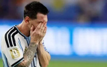 ¡Cuidado muchachos! El alocado festejo de los jugadores de Argentina revoleando a Messi por los aires: el terrible susto que se llevó la Pulga