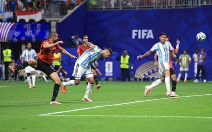 El gol de Cristian Romero que encendió la esperanza argentina: el cordobés marcó el primer tanto de la remontada para el 3-2
