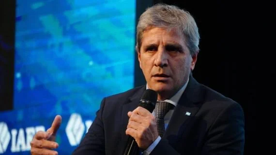 Luis Caputo confirmó que bancos privados refinancian deudas al 25% anual para contener la mora en los créditos