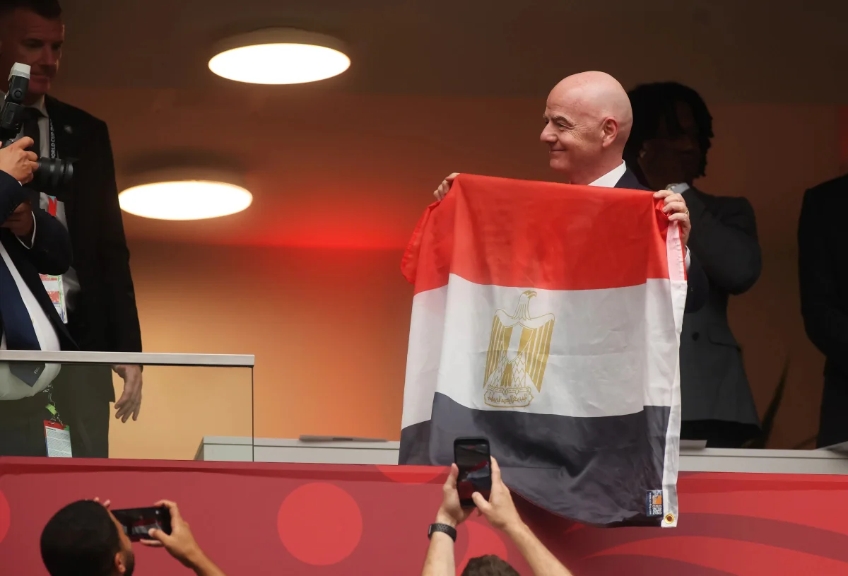 Infantino posó con la bandera de Egipto. (Foto: Getty Images)
