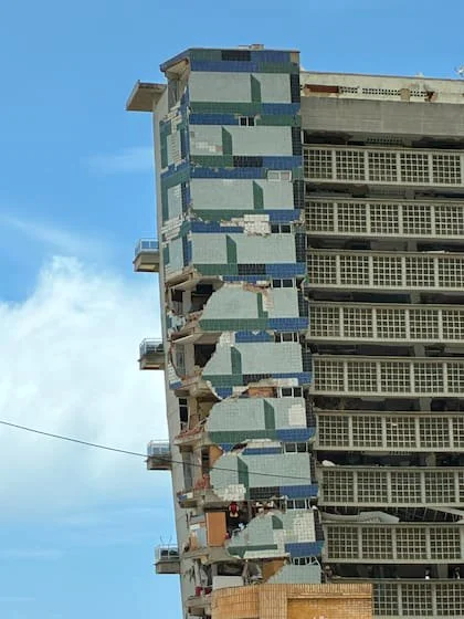 Un imponente edificio luce torcido y mutilado