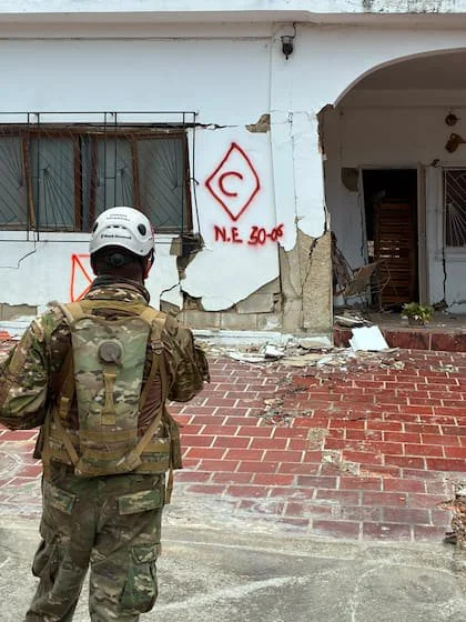 El coronel Gustavo Errobidart observa una casa en Caraballeda